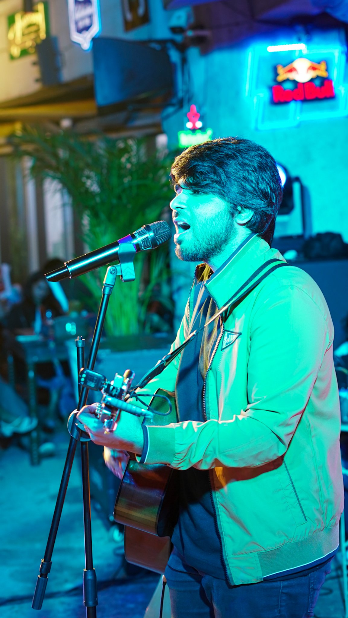 Acoustic duet in an intimate space